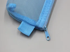 Detailaufnahme einer blauen Netz-Federtasche mit Reißverschluss und Seitenschlaufe.