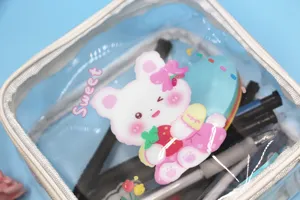 Dettaglio della stampa a forma di coniglio su una borsa per cosmetici in PVC trasparente.