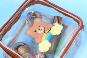 Primo piano del simpatico orso cartone animato su una borsa per cosmetici in PVC trasparente