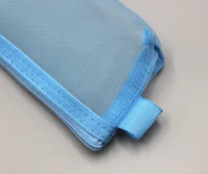 Detailaufnahme des blauen transparenten Netz-Federpennals mit Reißverschluss