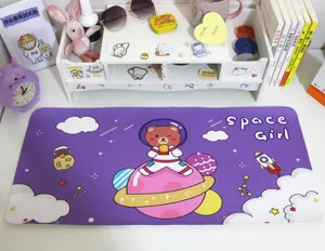 Große lila Schreibtischunterlage mit süßem Weltraumbären-Astronauten- und Raketendesign.