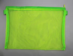 Vista detallada de la bolsa de malla A4 verde neón para documentos con cremallera de nailon