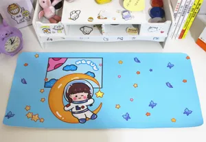 Detailansicht einer süßen blauen Schreibtischunterlage mit Astronautenmädchen-Motiv