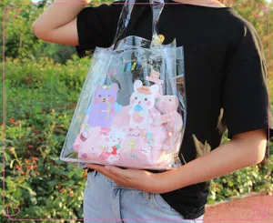 Vista dettagliata della graziosa borsa in gelatina di PVC trasparente con orsetto e busta rosa