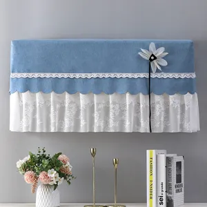 Vista dettagliata del copri condizionatore blu con pizzo bianco e decorazione floreale