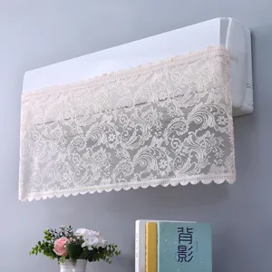 Dettaglio macro dell'elegante copri condizionatore in pizzo beige con ricamo floreale