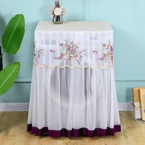 Vue détaillée de la housse de machine à laver blanche brodée de fleurs