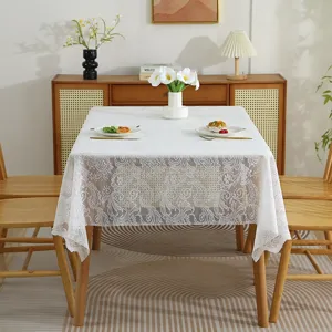 Nappe en dentelle blanche élégante avec broderie florale dans une salle à manger
