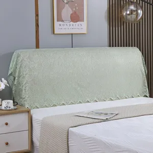 Détail d'une housse de tête de lit en dentelle vert clair avec broderie florale élégante