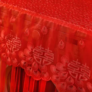 Rote Spitzen-Waschmaschinen-Staubschutzhülle mit exquisiter Bestickung für eine schöne Heimdeko.
