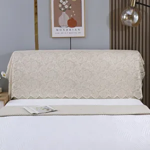 Détail de dentelle blanche brodée, utilisée comme housse de tête de lit élégante en chambre
