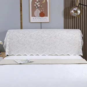 Vue détaillée d'une élégante housse en dentelle blanche sur une tête de lit moderne