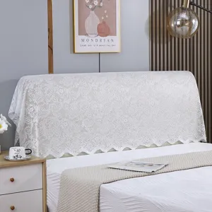 Vue détaillée de l'élégante housse en dentelle blanche avec broderie florale fine
