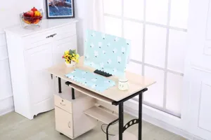 Minzgrünes Blumen-Computer-Staubschutz-Set auf einem Schreibtisch im hellen Büro.