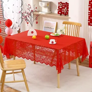 Vue détaillée d'une nappe en dentelle rouge avec broderie florale pour mariage