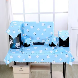 Komplettes Set blauer Computer-Staubschutzhüllen mit Blumenmuster im Büro-Ambiente.