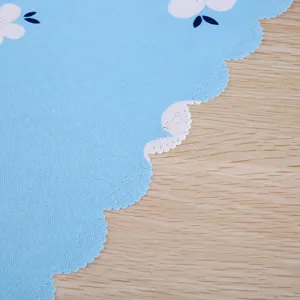 Detailaufnahme des gewellten Randes der blauen floralen Computerabdeckung.