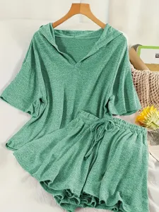 Dettaglio del set loungewear verde con top con cappuccio e pantaloncini abbinati