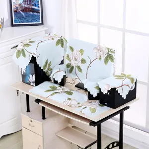 Elegantes weißes Blumenstaubschutz-Set für Desktop-Monitore und PCs auf dem Schreibtisch