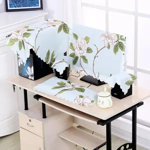 Elegante hellblaue Computer Staubschutzhülle mit Blumenmuster im Büro-Setup