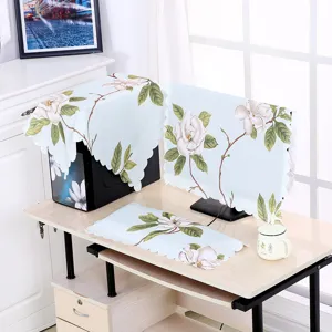 Detailansicht des eleganten Magnolienmusters auf einem hellblauen Computer-Staubschutz-Set