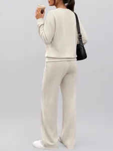 Vista posteriore di un set casual beige con felpa a maniche lunghe e pantaloni