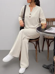 Completo due pezzi casual bianco sporco con top Henley e pantaloni a gamba larga su modella