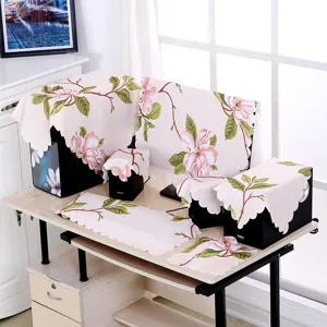 Detailansicht des Computer-Staubschutz-Sets mit Magnolienblüten auf dem Schreibtisch
