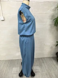 Vue latérale d'un ensemble haut sans manches et pantalon de jogging en daim bleu poudré