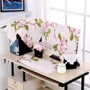 Makroansicht des detaillierten Blumenmusters auf Staubschutzhüllen für Monitor und PC