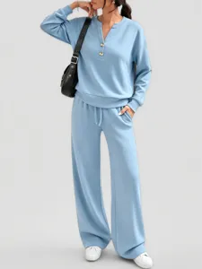 Completo casual a due pezzi azzurro con maglia a maniche lunghe e pantaloni a gamba larga.