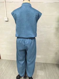 Vue arrière d'un ensemble sans manches en daim bleu avec pantalon large sur mannequin