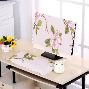 Detailansicht des Blumenmusters und der Wellenkanten an der rosa Computer-Staubschutzhülle