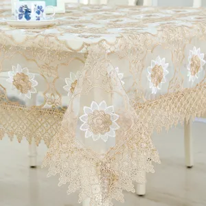 Primo piano dell'elegante ricamo floreale su tovaglia in pizzo color beige