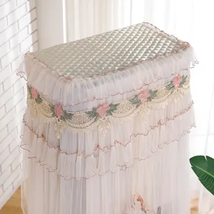 Dettaglio dell'elegante copertura per condizionatore con pizzo floreale