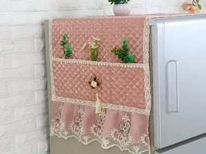 Rosa gesteppte Kühlschrankabdeckung mit praktischen Aufbewahrungstaschen und schöner Spitze.