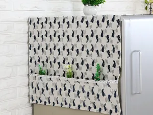 Vista detallata de la cubierta antipolvo de lino para nevera con diseño de ballenas