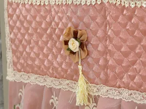 Gesteppte rosa Kühlschrank-Staubschutzhülle mit Spitzenbesatz, elegante Haushaltsabdeckung.