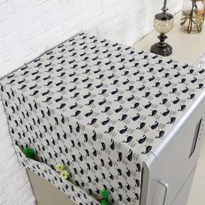Vista detallada de la funda para refrigerador con estampado de ballena azul y bolsillos