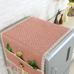 Gesteppte Kühlschrank-Staubschutzhülle mit Spitzenborte und Tasche, schlichtes Detail.