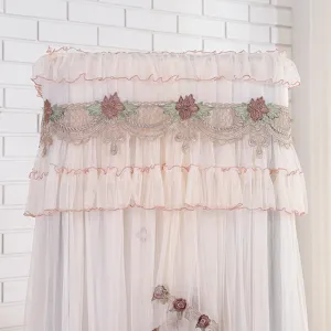 Primo piano dell'elegante pizzo e del ricamo floreale di questa copertura per condizionatore