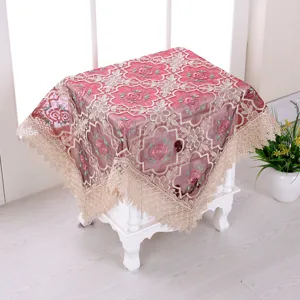 Dettaglio tovaglia quadrata in organza rosa con ricami floreali e pizzo frangiato