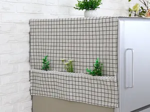 Detalle de la funda para refrigerador a cuadros con bolsillos laterales y encaje