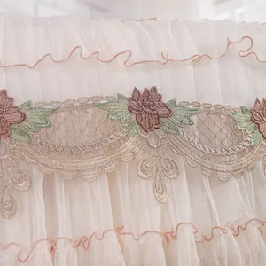 Dettaglio del ricamo di rose e del pizzo sulla copertura per condizionatore