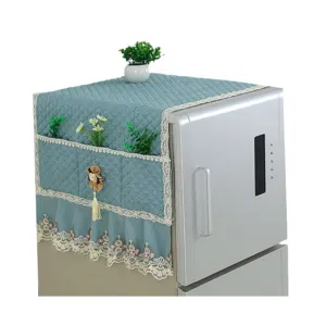 Gesteppte Kühlschrank-Staubschutzhülle mit Seitentaschen, eleganter Spitzenborte und Blumendekor.
