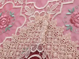 Primo piano dettagliato del ricamo intricato su un'elegante tovaglia in filato di vetro
