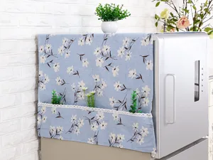 Detalle de la funda azul floral para frigorífico con bolsillos laterales y encaje