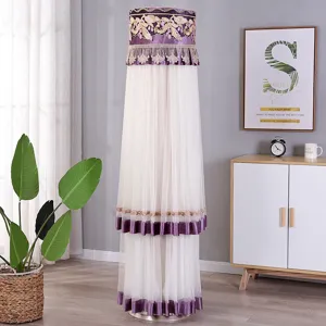 Elegante copertura per condizionatore cilindrica in pizzo viola con rete bianca.