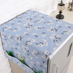 Cubierta de refrigerador con flores y bolsillos laterales para almacenamiento.