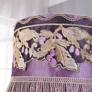 Dettaglio del copri condizionatore in velluto viola con ricamo floreale dorato